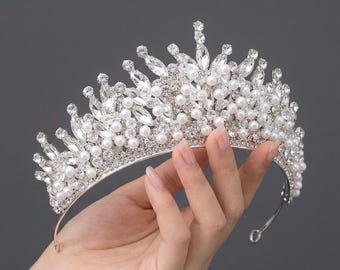 Corona nupcial de perlas y cristales: tiara nupcial adornada.