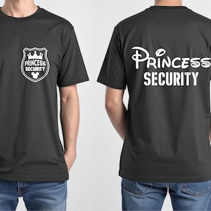 Könnte beinhalten: Ein schwarzes Kurzarm-T-Shirt mit einer weißen Grafik auf der linken Brustseite, die einen Schild mit einer Krone, dem Text PRINCESS SECURITY und einem Mauskopf-Symbol zeigt. Auf der Rückseite steht der Text PRINCESS SECURITY in weiß.