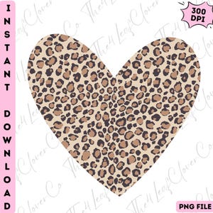 Könnte beinhalten: Ein herzförmiges Design mit einem Leopardenmuster in Braun- und Beigetönen. Die Worte "INSTANT DOWNLOAD" sind vertikal auf der linken Seite aufgedruckt. Das Bild enthält auch den Text "300 DPI" und "PNG FILE".