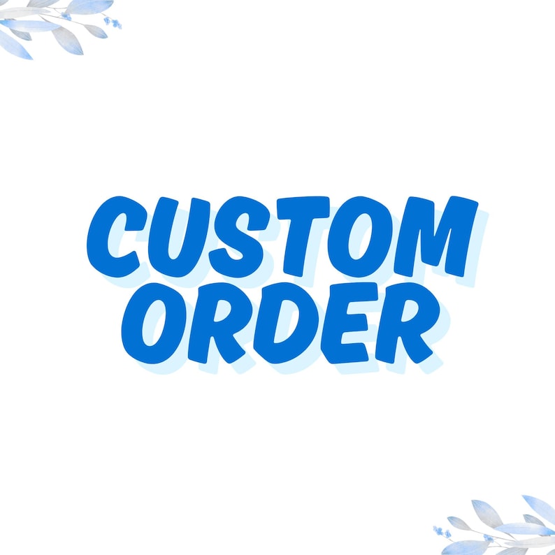 Peut inclure: Fond blanc avec les mots "CUSTOM ORDER" en grandes lettres bleues en gras. Le texte a un l&eacute;ger effet d'ombre. Des accents floraux bleu clair sont dans les coins.