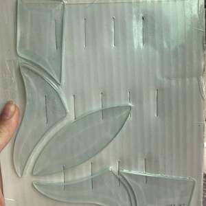 Könnte beinhalten: Eine Packung mit klaren Glasfasenformen, darunter rechteckige, gebogene und blattartige Designs. Die Verpackung ist mit "BEVELKING" und "CH-33 Made in China" beschriftet. Für Glas-Kunstprojekte.