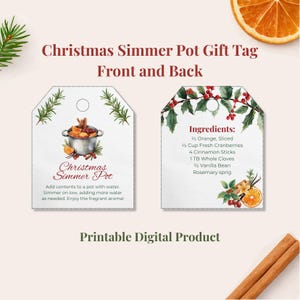 Op de afbeelding: Een afdrukbaar kerst-simmerpot-cadeaulabel, voor- en achterkant, met aquarel illustraties. De voorkant toont een pot met ingrediënten, de achterkant geeft ingrediënten weer zoals sinaasappelschijfjes en kaneelstokjes. Tekst bevat "Christmas Simmer Pot".