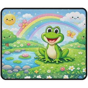 Puede incluir: Alfombrilla de ratón colorida con una rana verde sonriente en un paisaje caprichoso. La escena incluye un arcoíris, un sol sonriente, mariposas, un estanque con nenúfares y exuberante hierba verde.