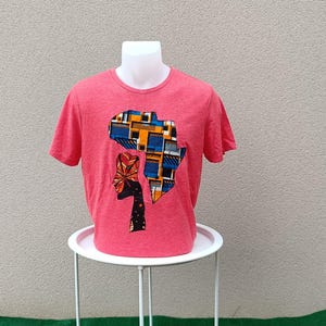 T Shirt brodé Homme rose chiné- carte d'Afrique en Wax
