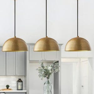 Juego de 3 lámparas colgantes de cúpula de latón martillado, pantalla de cobre con pátina verde