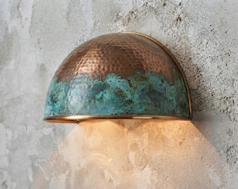 Wandleuchte aus patiniertem Kupfer, handgefertigte, gehämmert Kupfer in Tropfenform, rustikale Wandlampe im Landhausstil, kunstvolle Innenleuchte, Vintage-Dekor