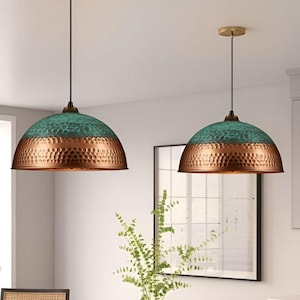 conjunto de 2 luminárias pendentes de cobre com pátina verde - pátina turquesa oxidada com interior de cobre - ilha de cozinha moderna - luminária pendente vintage