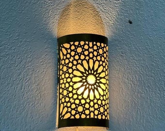 Handgefertigte gravierte marokkanische Wandleuchte aus Messing, Art Deco Licht