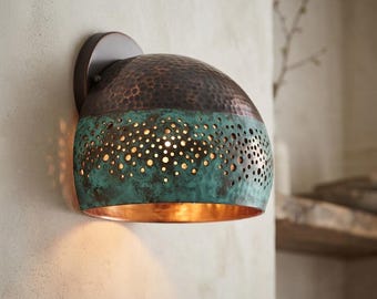 Handgefertigte Wandleuchte aus Kupfer, gehämmert mit grüner Patina, marokkanische Boho-Lampe mit Lochmuster, rustikale Landhausbeleuchtung, handwerkliche Dekoration