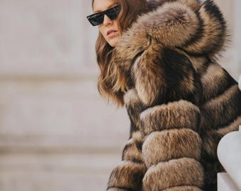 Luxuriöse Kapuzenjacke aus Waschbärfell – Original FurEverFox Oberbekleidung