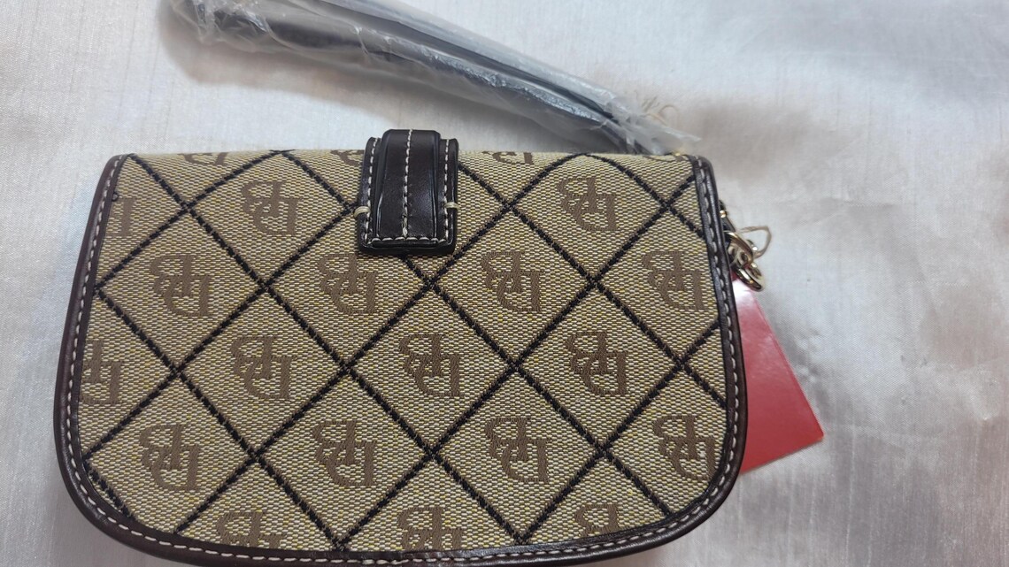 Vintage Dooney & Bourke Monogram Dark Brown Leather Jacquard Flap Wristlet Purse Gold Plated Hardware Unisex Equestrian Style Bag New Tags, foto 4 di 5
