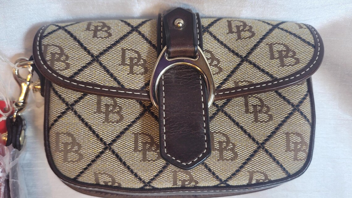 Vintage Dooney & Bourke Monogram Dark Brown Leather Jacquard Flap Wristlet Purse Gold Plated Hardware Unisex Equestrian Style Bag New Tags, foto 2 di 5