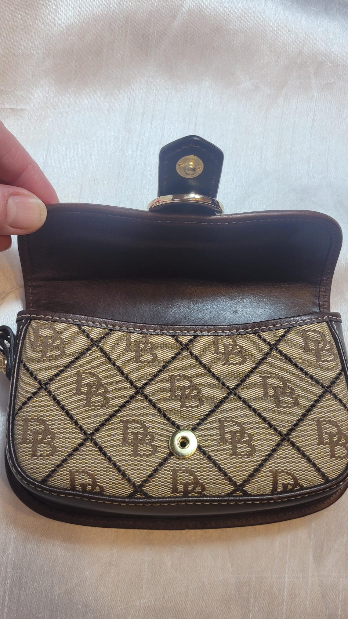 Vintage Dooney & Bourke Monogram Dark Brown Leather Jacquard Flap Wristlet Purse Gold Plated Hardware Unisex Equestrian Style Bag New Tags, foto 3 di 5