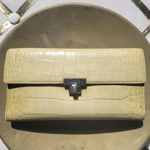Cartera grande de cuero vintage Ralph Lauren con cierre giratorio, estampado de cocodrilo, color verde lima, diseño de chequera tríptico