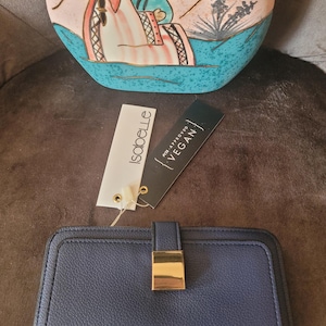 Portemonnaie aus Vegan-Leder von Isabelle in Marine-Dunkelblau Farbe Klappe Knopf Druckknopf Geräumig Karobuch Aufnahme in Brushed Gold Hardware