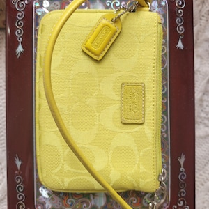 Bolso de mano Coach, color amarillo lima, cierre de cremallera superior, tejido característico, forro de satén, herrajes plateados, nuevo, talla pequeña