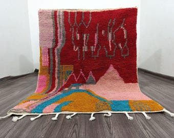 Alfombra marroquí Boujaad hecha a mano: alfombra bohemia abstracta en rojo y rosa