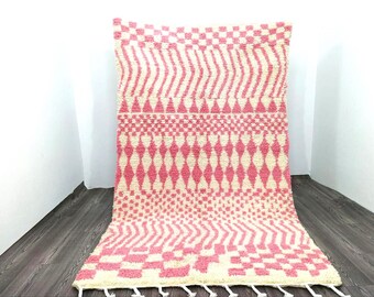 Alfombra Beni Ourain personalizada: Alfombra marroquí de lana bereber hecha a mano, color rosa.