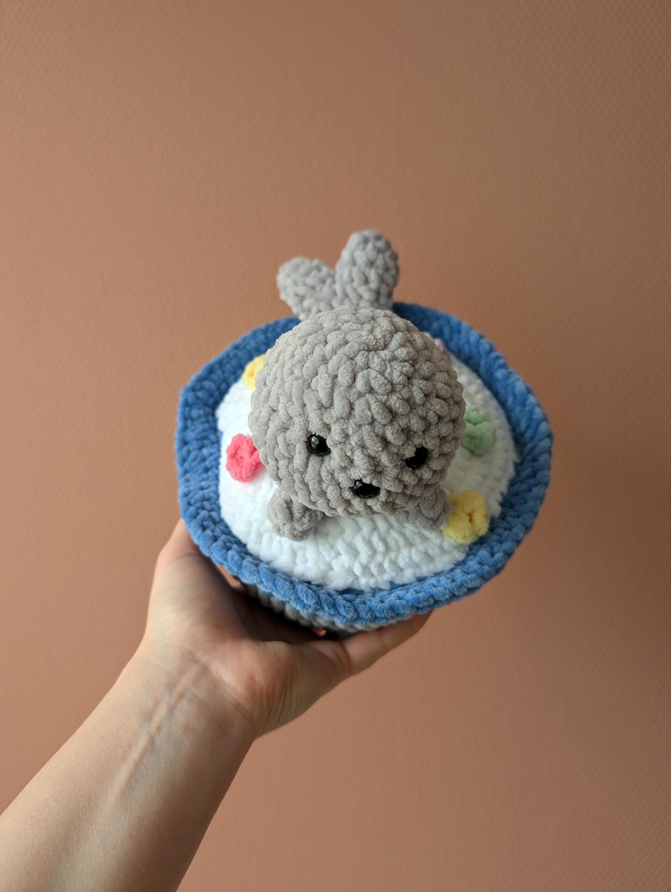 かぎ針編みのアザラシのぬいぐるみ：手作りのあみぐるみシリアルボウル