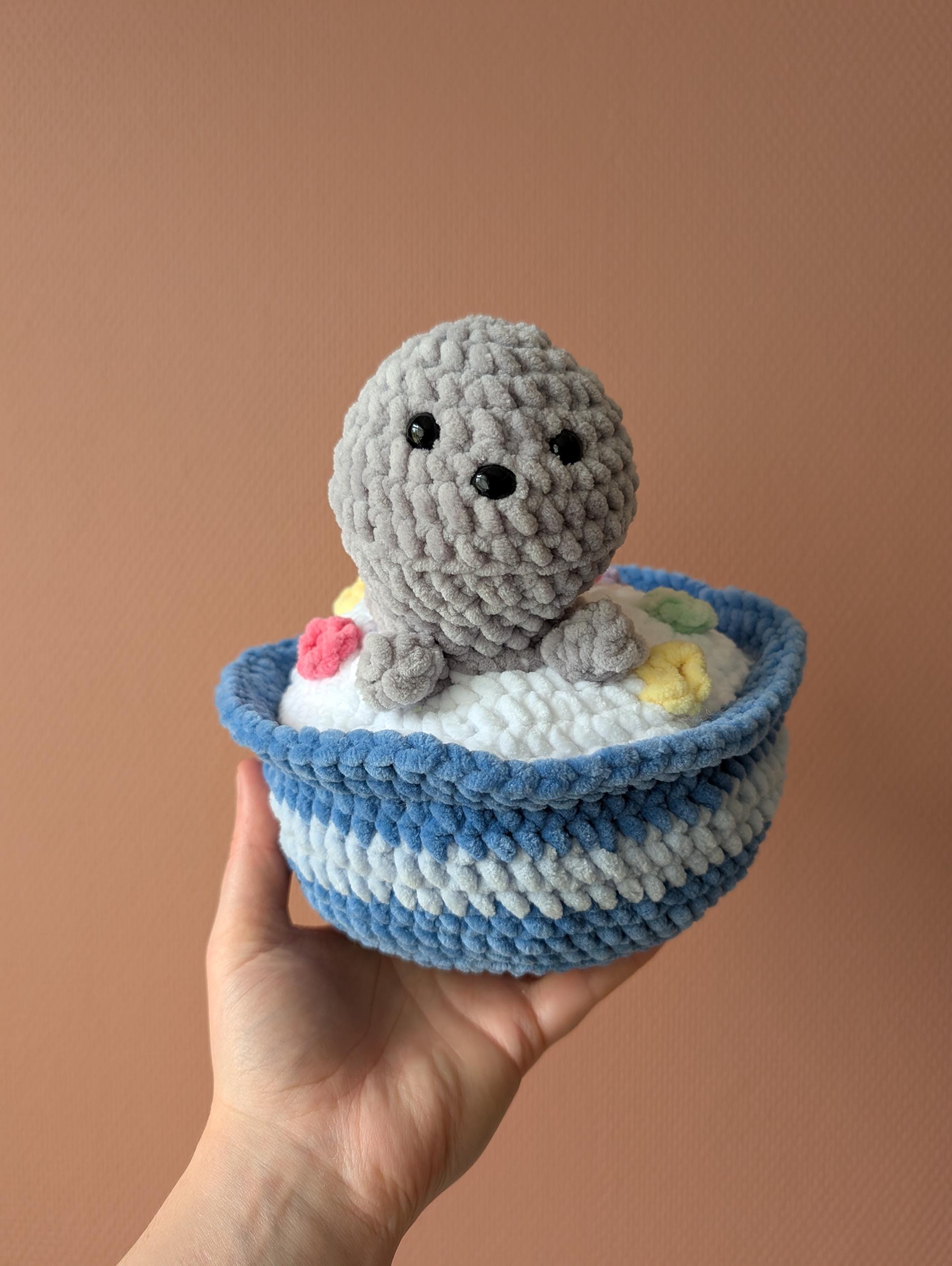 あざらしのぬいぐるみ　ハンドメイド かぎ針編みのアザラシのぬいぐるみ：手作りのあみぐるみシリアルボウル