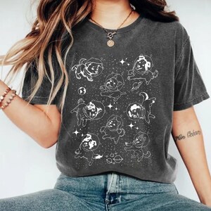 Hunde im Weltraum Shirt, Ästhetisches Vintage Hundeshirt, Retro Hundeshirt, Space Dogs Shirt, Galaxy Shirt, Oversized Shirt, Lustiges Geschenk für Hundeliebhaber Bild 2