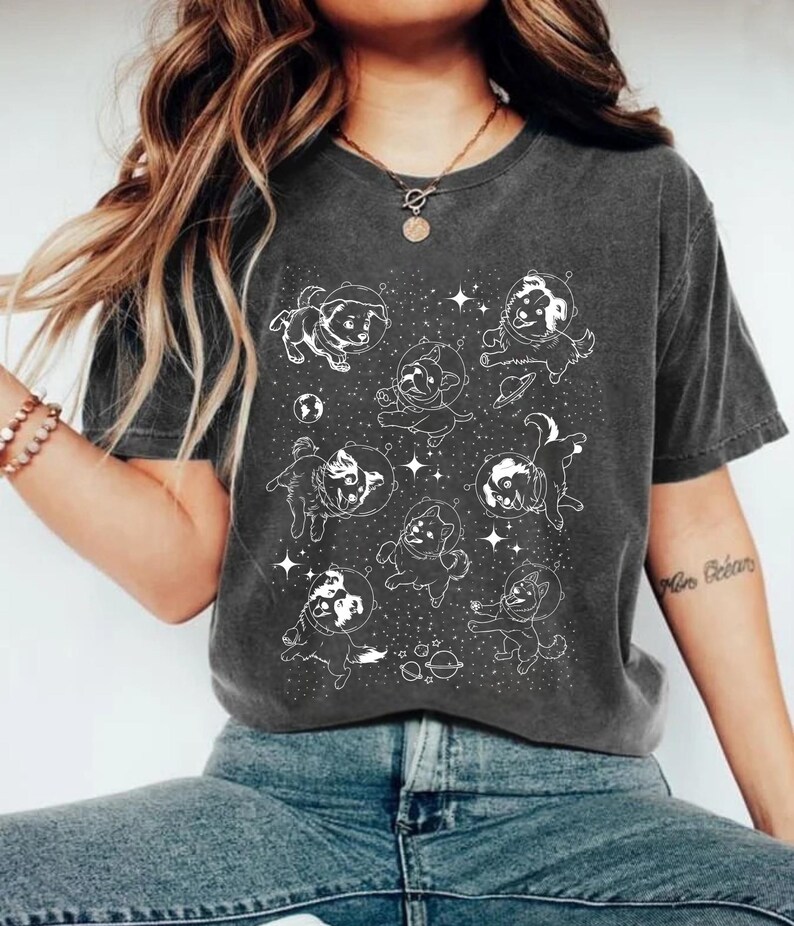 Hunde im Weltraum Shirt, Ästhetisches Vintage Hundeshirt, Retro Hundeshirt, Space Dogs Shirt, Galaxy Shirt, Oversized Shirt, Lustiges Geschenk für Hundeliebhaber Bild 2