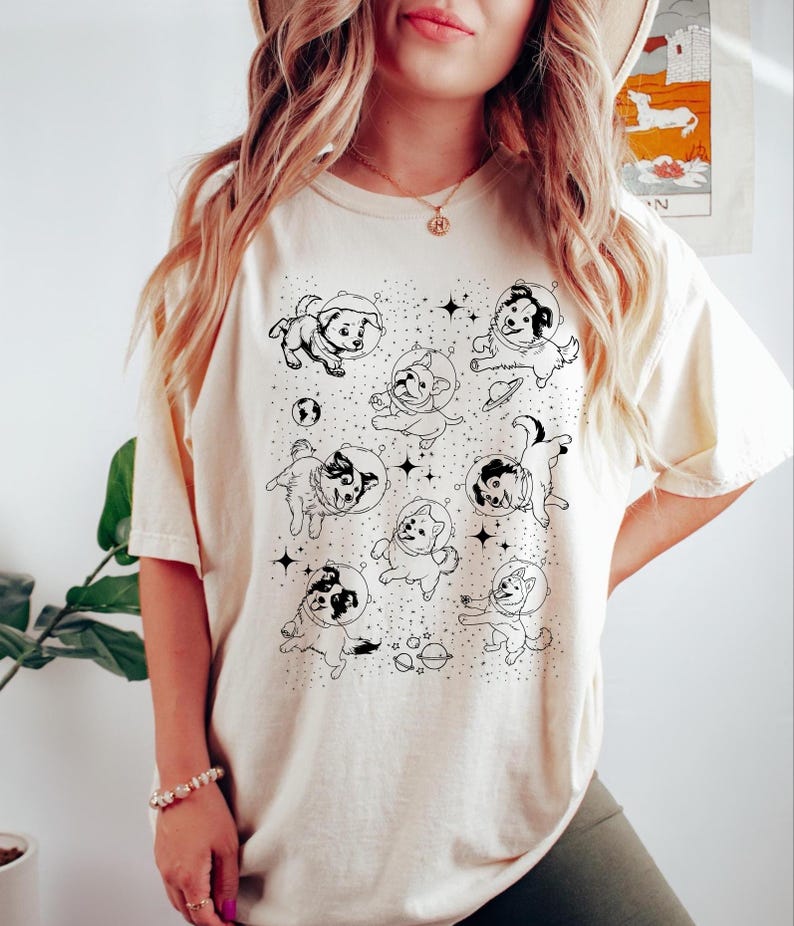 Hunde im Weltraum Shirt, Ästhetisches Vintage Hundeshirt, Retro Hundeshirt, Space Dogs Shirt, Galaxy Shirt, Oversized Shirt, Lustiges Geschenk für Hundeliebhaber Bild 1