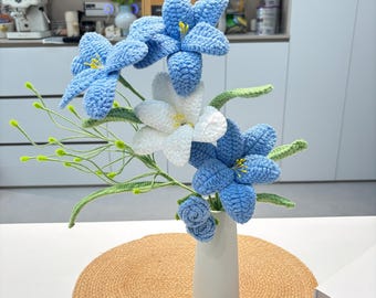 Ramo de tulipanes azules de ganchillo hecho a mano, elegante decoración con flores de hilo