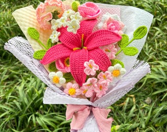 ハンドメイドのピンクと黄色のかぎ針編みの花束：編み物のユリ、バラ