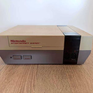 La console NES Nintendo Entertainment System et 1 manette en voed