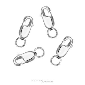 Könnte beinhalten: Vier silberfarbene Karabinerhaken mit Sprungringen. Die Karabinerhaken sind ein beliebtes Schmuckzubehör für Halsketten, Armbänder und andere Schmuckprojekte.