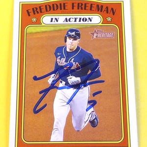 Tarjeta de béisbol Topps Heritage MLB 2021 firmada por Freddie Freeman con certificado de autenticidad (LA Dodgers) (Atlanta Braves). Firma auténtica.
