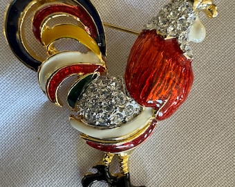 Broche coq. Musée de Winterthur, broche coq vintage. Finition dorée, émail, cristaux Swarovski. Fabriqué aux États-Unis. Excellente