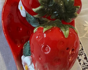 The Strawberry Collection Corner Salière et poivrière en porcelaine rubis fraises sur plateau 3 pièces FESTIVE