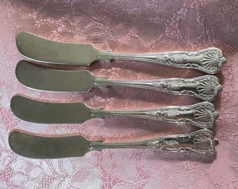 couteaux à beurre plats plaqués argent vintage de Sheffield, Angleterre, manche baroque orné classique, 4 pièces en parfait état