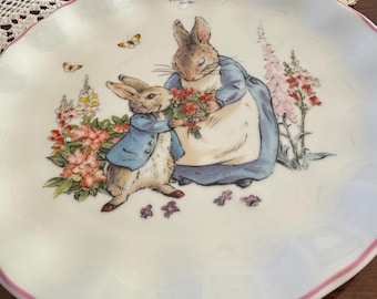 Assiette Peter Rabbit Mama, bébés lapins de Beatrix Potter, bord ondulé rose, vaisselle en porcelaine, cadeau pour la fête des mères