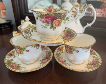 Vintage  Footed Old Country Roses by ROYAL ALBERT 6 Pc Cup & Saucer Set