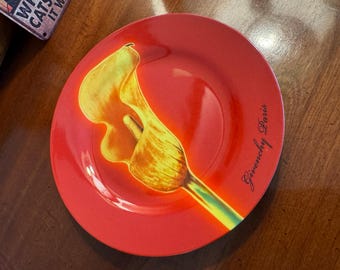 Lys calla. Assiette à dessert Givenchy Paris assiette rouge, fleur jaune 20 cm immaculé