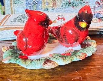 Ensemble salière et poivrière sur plateau Cardinal, Porcelaine, 3 pièces, peint à la main par CR Pristine Beau cadeau
