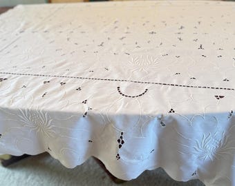 Nappe vintage blanc sur blanc, état impeccable, broderie, travail de la dentelle, bordure festonnée, motif floral
