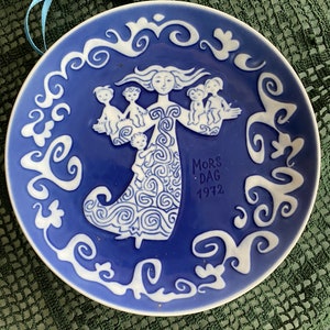 B&G Copenhagen Porcelain Mother&#39;s Day Plate 1972 - Mother with Babes in Arms