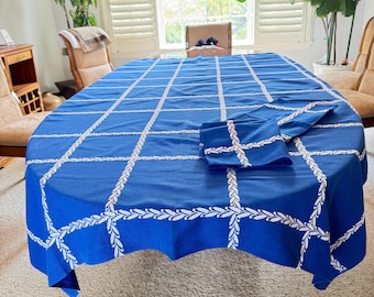 Ensemble de 8 serviettes de table et nappe bleu royal vintage, lin, broderie crème, 50 x 85 po. Excellent, prêt à l'emploi magnifique !