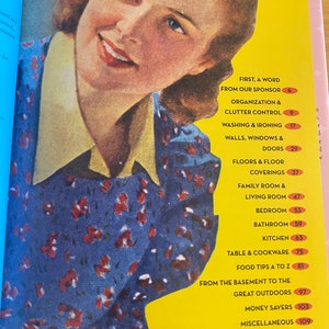 Pode incluir: Uma ilustra&ccedil;&atilde;o vintage de uma mulher com um sorriso no rosto. A imagem &eacute; uma tabela de conte&uacute;do para um livro intitulado "Contents". O livro cont&eacute;m cap&iacute;tulos sobre organiza&ccedil;&atilde;o da casa, limpeza e decora&ccedil;&atilde;o. Os cap&iacute;tulos incluem "First, a Word from Our Sponsor", "Organization & Clutter Control", "Washing & Ironing", "Walls, Windows & Doors", "Floors & Floor Coverings", "Family Room & Living Room", "Bedroom", "Bathroom", "Kitchen", "Table & Cookware", "Food Tips A to Z", "From the Basement to the Great Outdoors", "Money Savers", "Miscellaneous", and "Index".