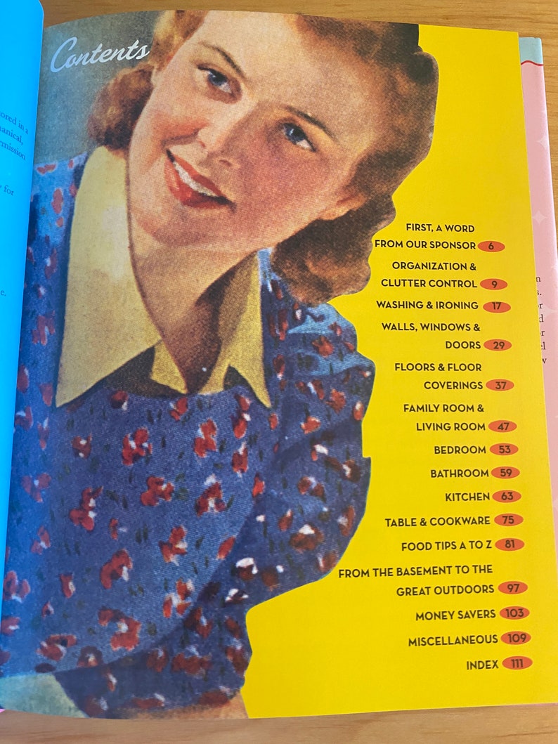 Pode incluir: Uma ilustra&ccedil;&atilde;o vintage de uma mulher com um sorriso no rosto. A imagem &eacute; uma tabela de conte&uacute;do para um livro intitulado "Contents". O livro cont&eacute;m cap&iacute;tulos sobre organiza&ccedil;&atilde;o da casa, limpeza e decora&ccedil;&atilde;o. Os cap&iacute;tulos incluem "First, a Word from Our Sponsor", "Organization & Clutter Control", "Washing & Ironing", "Walls, Windows & Doors", "Floors & Floor Coverings", "Family Room & Living Room", "Bedroom", "Bathroom", "Kitchen", "Table & Cookware", "Food Tips A to Z", "From the Basement to the Great Outdoors", "Money Savers", "Miscellaneous", and "Index".