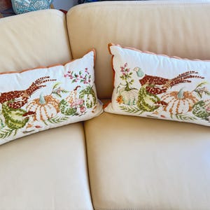 Martha Stewart Matching Pillows Crewel Embroidery, Harvest Decor, with Pheasant 2 pc immagine 1