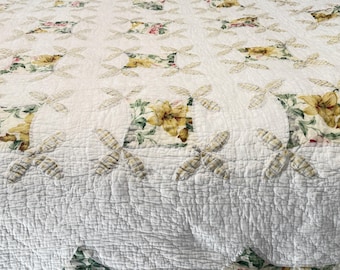 Courtepointe en coton vintage, bord festonné, avec appliqué, hibiscus, CADEAU immaculé désinfecté aucun problème, 84 x 84 po.