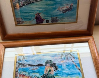 Impression hawaïenne SACHI NIFASH 1995, signature originale, n° 291 « Hula Sunset Batik », n° 295 Kailua Village, cadres en bois de koa immaculé 2 pièces