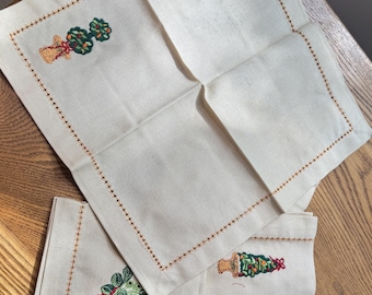 Vintage 10 X 10 1/4" set of 4 Christmas Cocktail Napkins...Old fashioned Pristine