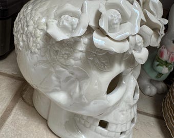 Art gothique, sculpture de tête de squelette, porcelaine, éclairage, sculptures sur crâne et fleurs appliquées, blanc sur blanc Halloween RARE