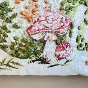 Pu&ograve; includere: Un cartello in legno fatto a mano con la scritta "Benvenuti" in un carattere fantasioso. Il cartello &egrave; dipinto di bianco con una finitura invecchiata e presenta un disegno floreale nei toni del rosa e del verde. Misura circa 30 cm di larghezza.